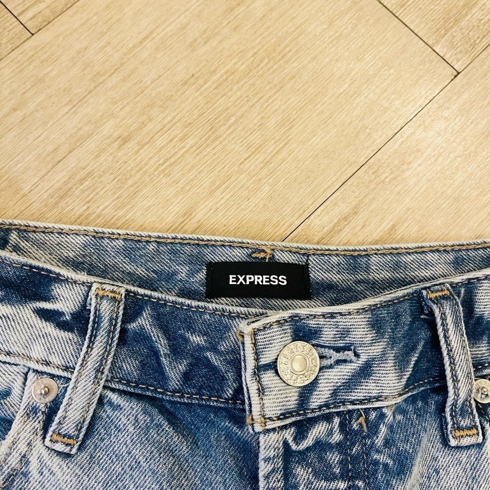 NWOT Express Boyfriend MIDI Blue Jean Shorts with Relaxed Fit and Frayed Hem - Picture 6 of 10